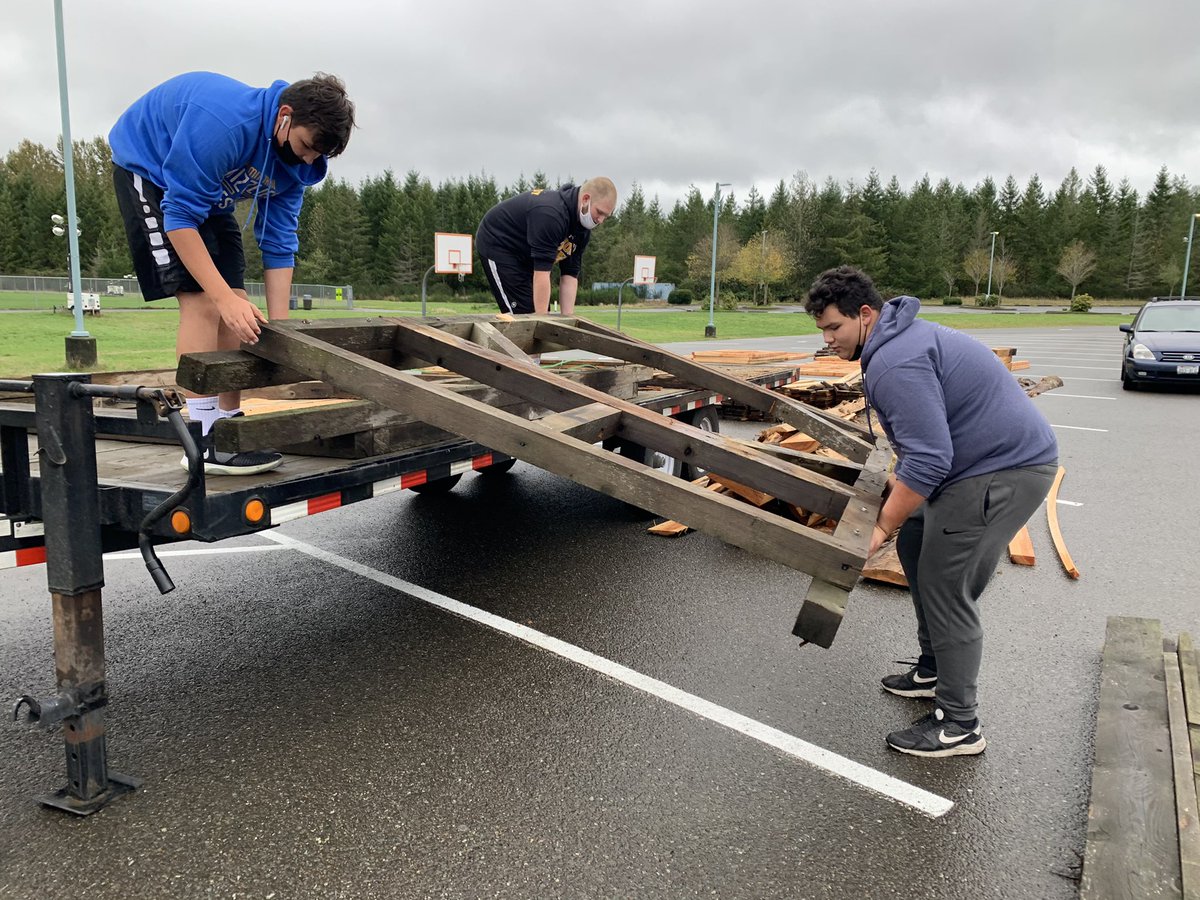 DaedrePerez's tweet photo. @tahomafootball These guys were up early doing the heavy lifting to help make the Pirate Ship Event happens! Thank you guys for giving your time and talent to your community. #TheOlineHasMyHeart #OneTownOneTeam       #TahomaPride           @CooperPerez76 https://t.co/i53ZjGSs9c