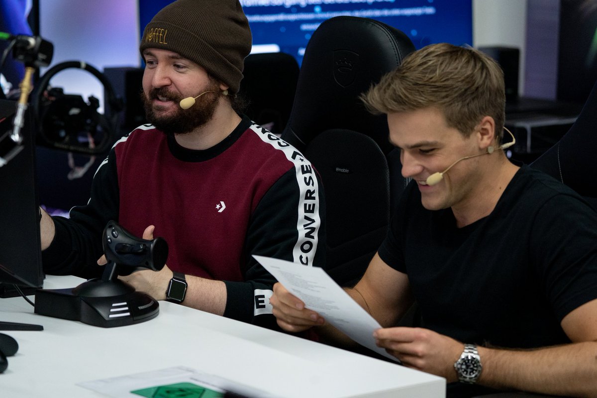 xperion_germany's tweet photo. Challenge #3 der @vodafone_de #5Gewinnt Show ist Flugsimulator! 🛫👨✈️
#TeamSturmi vs. #TeamRewi
Momentan steht es 1:1 zwischen den beiden Teams! https://t.co/EVUivKam2s