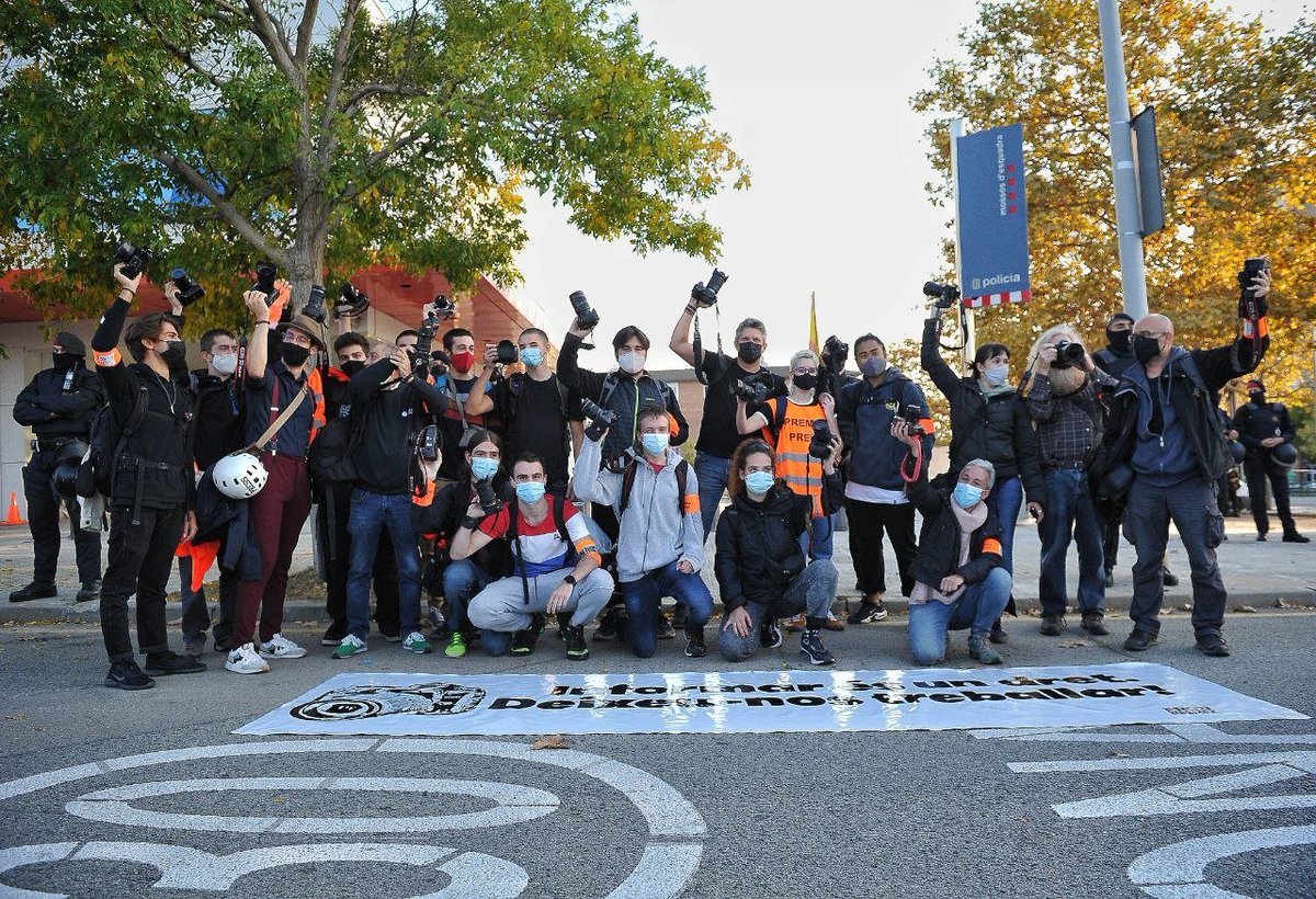 👉🏽 Avui hem deixat ben clar que no ens faran callar! Mireia, estem amb tu❗️

🗣️ Gràcies, de tot cor, a tothom que ha vingut

📸: <a href="/Occat93/">Lorena Sopena 📸∞#NouBarris</a>, @thefuckingvas i <a href="/AlbertoTallon/">Alberto Tallón 🏴‍☠️</a>