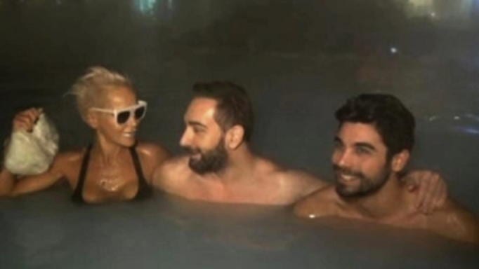 'Βόμβα': Καλογρίδη, Κοκλώνης και Βασιλάκος πρωταγωνιστές σε ταινία πορνό; Το πρόστιμο και οι σκηνές σε ξενοδοχείο που προκάλεσαν χάος (βίντεο) - https://t.co/BMk5XM8pJe https://t.co/2gvPQfcLgv