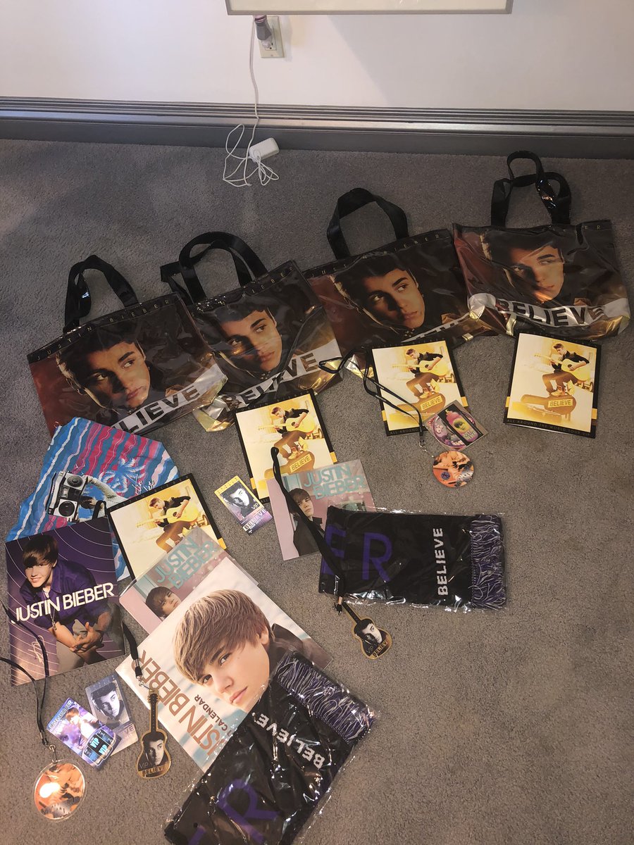 juuuruu's tweet photo. I’m giving away 4 of these MY WORLD TOUR/ BELIEVE TOUR VIP merch packs! I have so many extras from shows i went to, but 1 person will get the biggest bag with a signed my world tour booklet, my world tour meet and greet pass (i have more) 
- just RT to be entered and mbf !! https://t.co/R2cnSKEASw