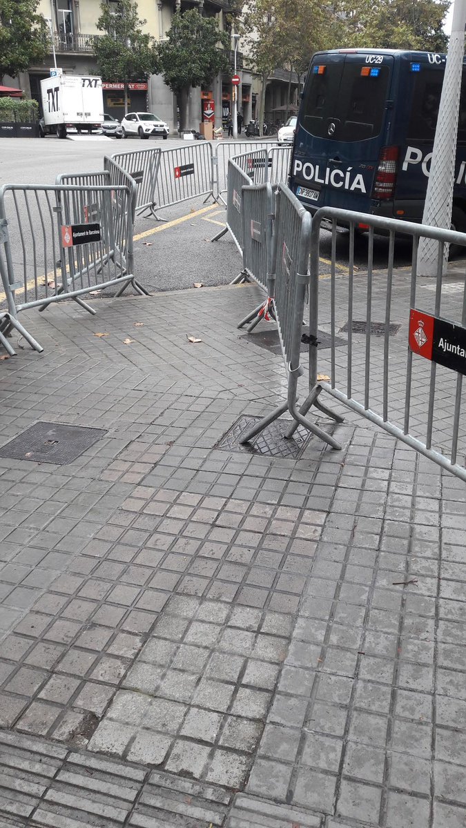 JordiArmengou's tweet photo. Las vallas que ha puesto la policía delante de la delegación del gobierno en Barcelona impiden que las personas en silla de ruedas pasen #diversitatFPT  #sharediversitas https://t.co/6RKAOUmFrq