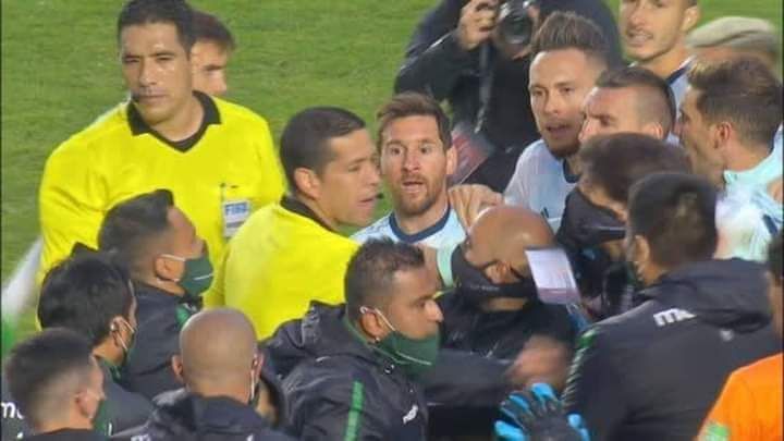 PrensaWiphala's tweet photo. Messi le gritó "Pitita perdedor" a un jugador de la selección de Bolivia.

...y se armó la ecatombe, la debacle total. 

Todo el mundo sabe lo que pasó en Bolivia. Grande Mesi....

#BoliviaNoEstaSola https://t.co/Bu13Y6X1HF