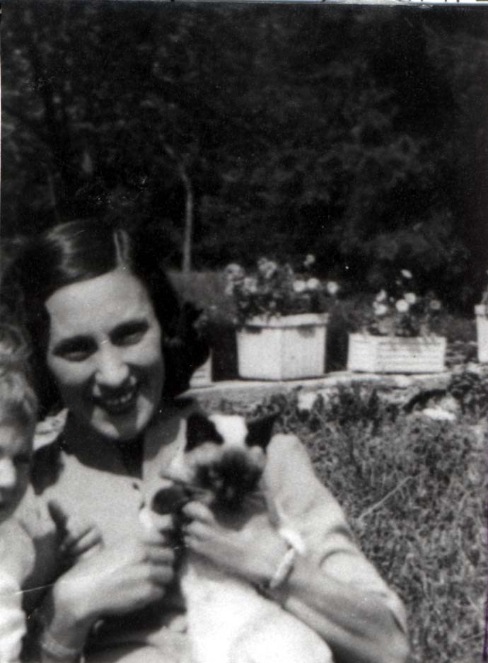 AuschwitzMuseum's tweet photo. 18 October 1907 | Lithuanian Jewish woman Edith Weill (nee Kravetz) was born in Kovno. She emigrated to France.

In February 1944 she was deported to #Auschwitz and murdered in a gas chamber. https://t.co/8Lhuy2OBMR