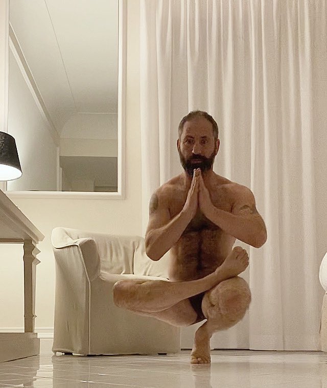 när polisen gör en razzia på dig och du låtsas vara en stol så ingen hittar dig