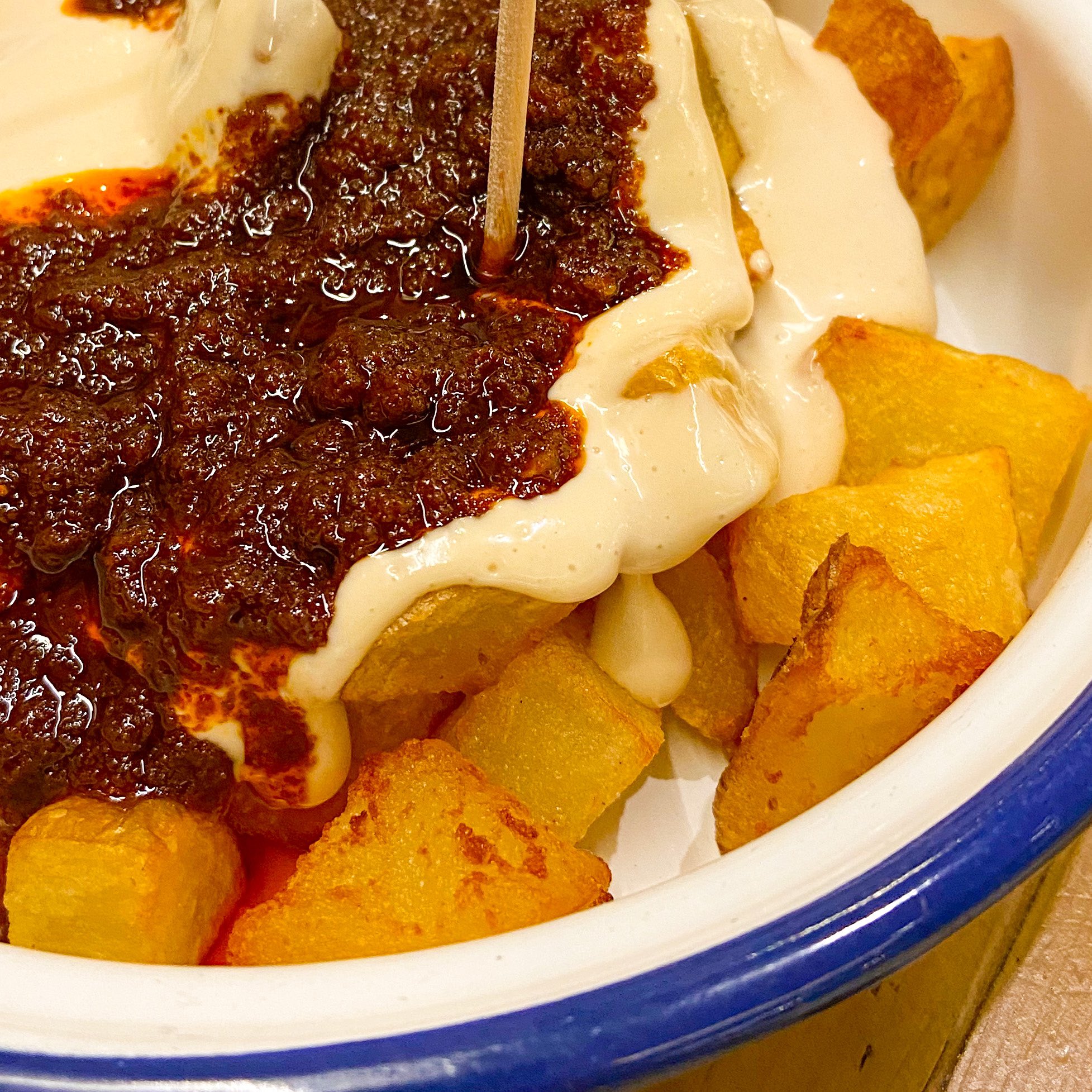 Mikel López Iturriaga🏳️‍🌈 on Twitter: "Lo que me comería ahora si  pudiera: unas bravas de Sant Antoni Gloriòs. https://t.co/SwgHaTK4XU" /  Twitter