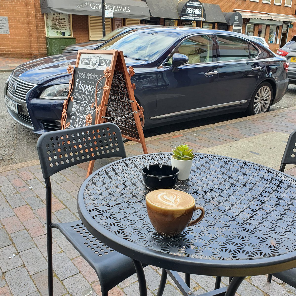 Going for a coffee & catch-up? Fancy a Sunday lunch? Here are 25 venues in the #JQ that offer outdoor seating!

jewelleryquarter.net/25-jq-venues-w…

Remember, stay safe and respect social distancing 😷

#JQIsOpen #KeepBrumSafe #BrumTogether #BrumHour