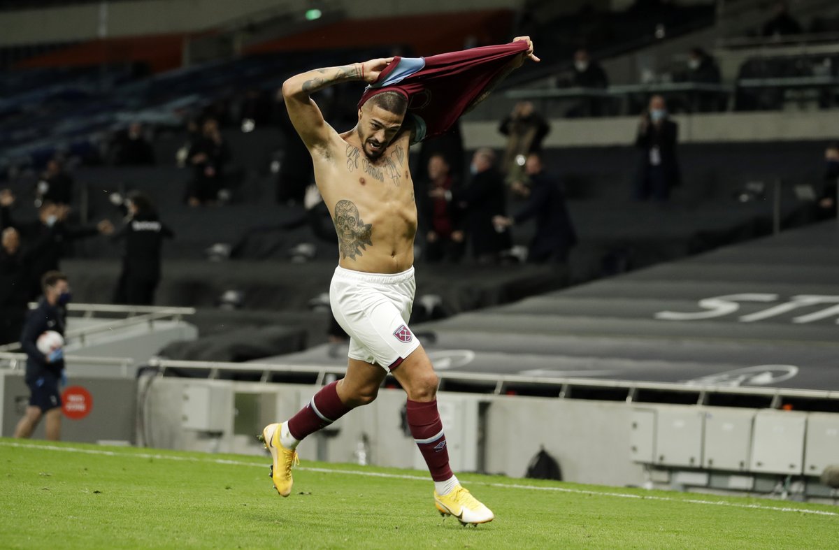 WestHam's tweet photo. That celebration 😍 @manulanzini https://t.co/TbdDKjWywk