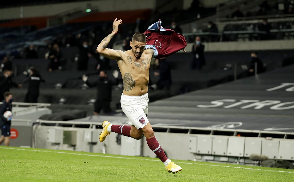 WestHam's tweet photo. That celebration 😍 @manulanzini https://t.co/TbdDKjWywk