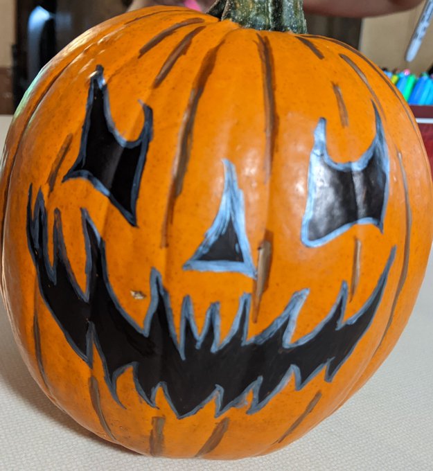 I won our pumpkin decorating contest at my house with this! 😘🙌 https://t.co/Dl5BxxddXD