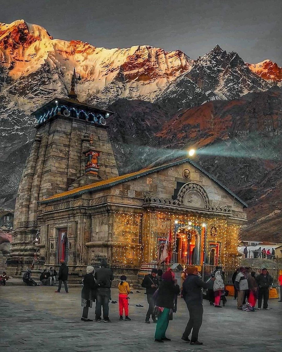 केलेल्या चाचण्यात मंदिर पास नाही तर सर्वोत्तम असल्याचे निर्वाळे आपल्याला काय सांगतात ? तब्बल १२०० वर्षानंतर जिकडे त्या भागातले सगळं वाहून जाते, एकही वास्तू उभी रहात नाही. तिकडे हे मंदिर दिमाखात उभ आहे आणि नुसतं उभं नाही तर अगदी मजबुत आहे. 13/n