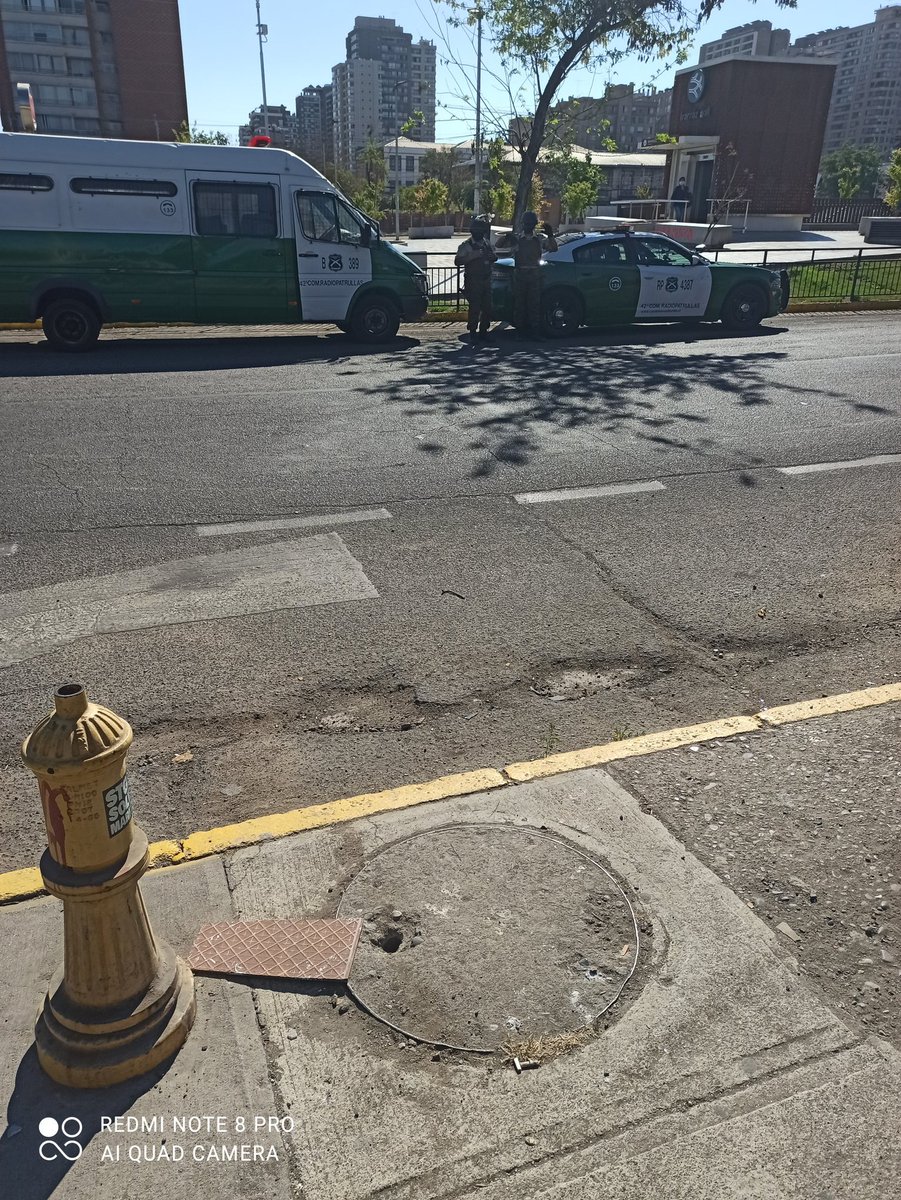 Mapachefanfaron's tweet image. Pacos controlando motoristas y "esperando" fuera del metro Irarrázaval