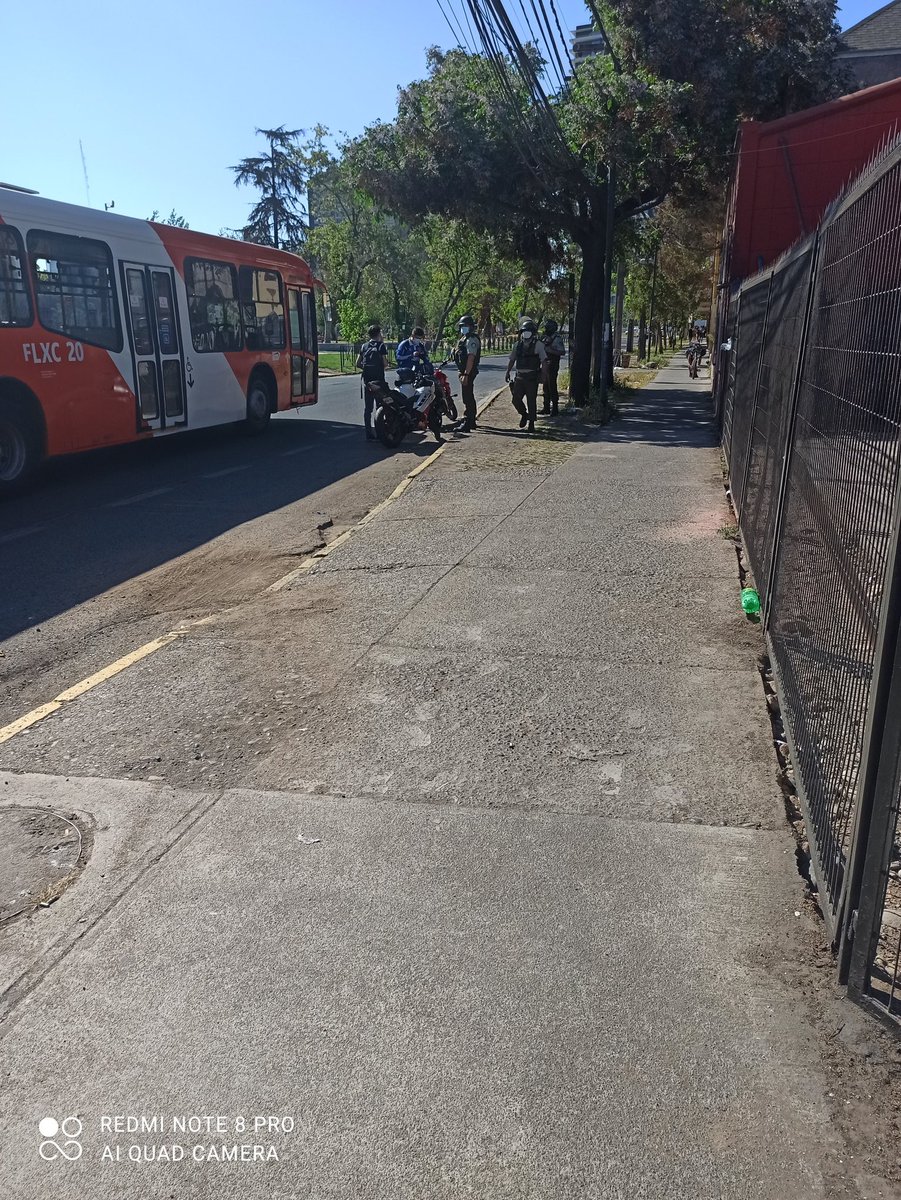 Mapachefanfaron's tweet image. Pacos controlando motoristas y "esperando" fuera del metro Irarrázaval