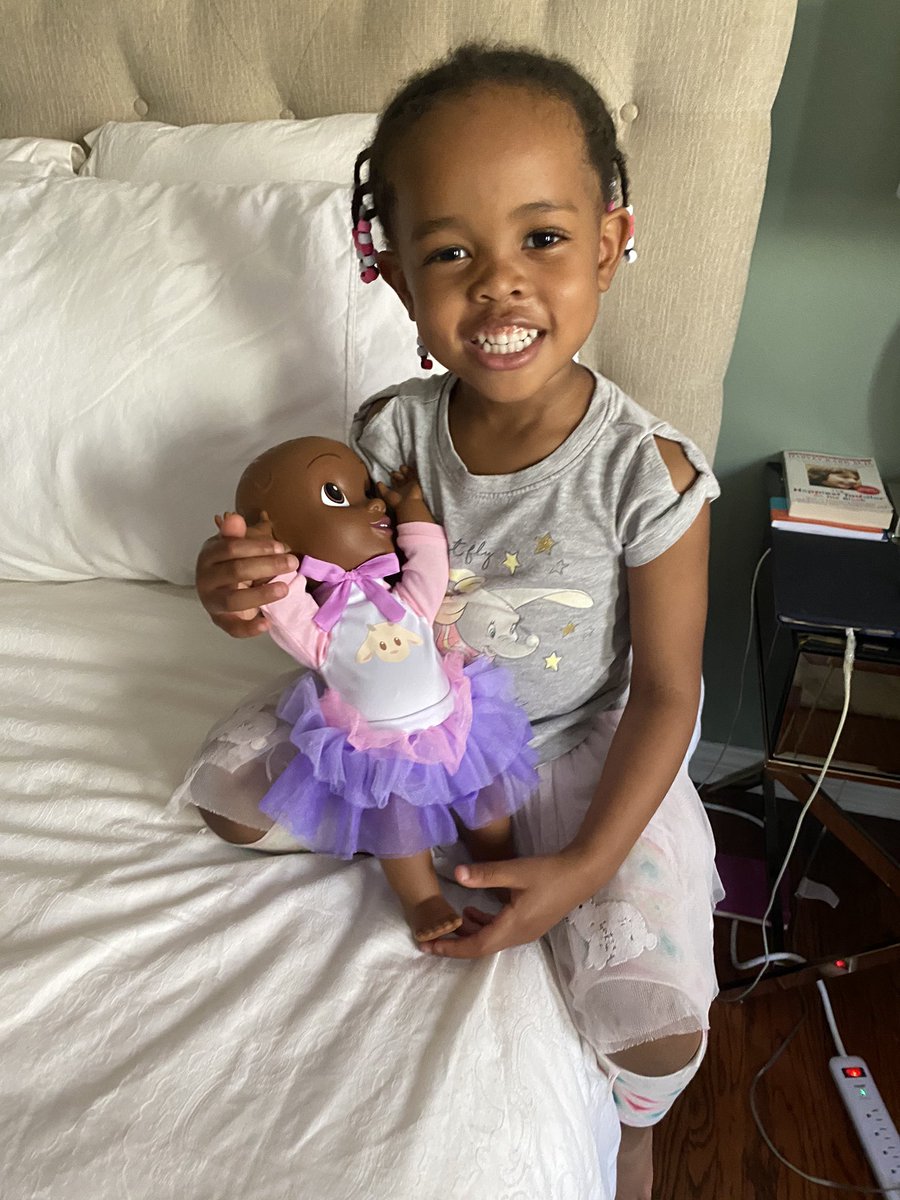 olamitchell's tweet image. Serena and Qai Qai finally together. Thank you so much to The Serena Williams, her husband Alexis and Olympia for sharing their amazing doll with the rest of the world. My 3 year old Serena is already in love.  @serenawilliams @alexisohanian @OlympiaOhanian @RealQaiQai