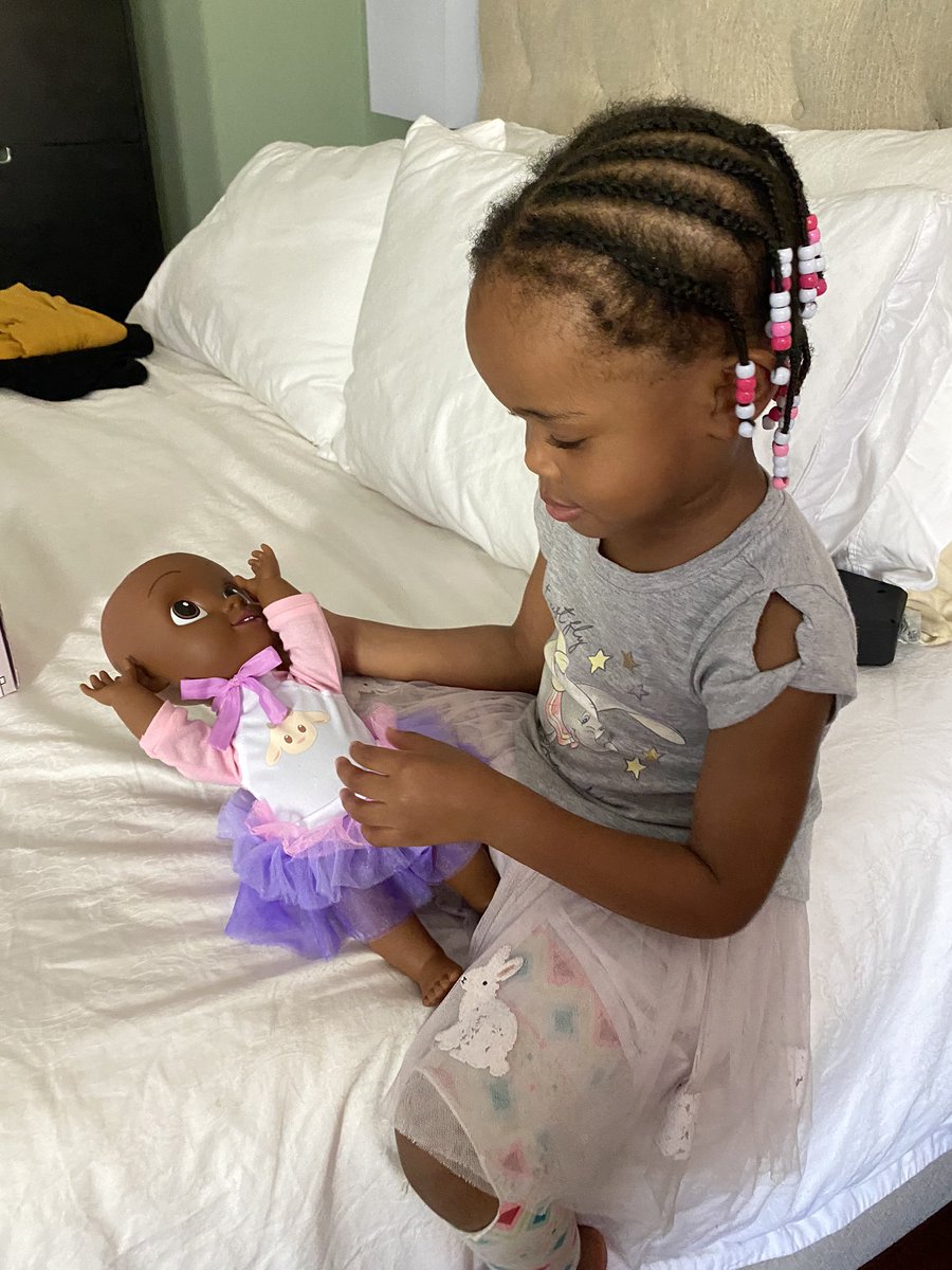 olamitchell's tweet image. Serena and Qai Qai finally together. Thank you so much to The Serena Williams, her husband Alexis and Olympia for sharing their amazing doll with the rest of the world. My 3 year old Serena is already in love.  @serenawilliams @alexisohanian @OlympiaOhanian @RealQaiQai