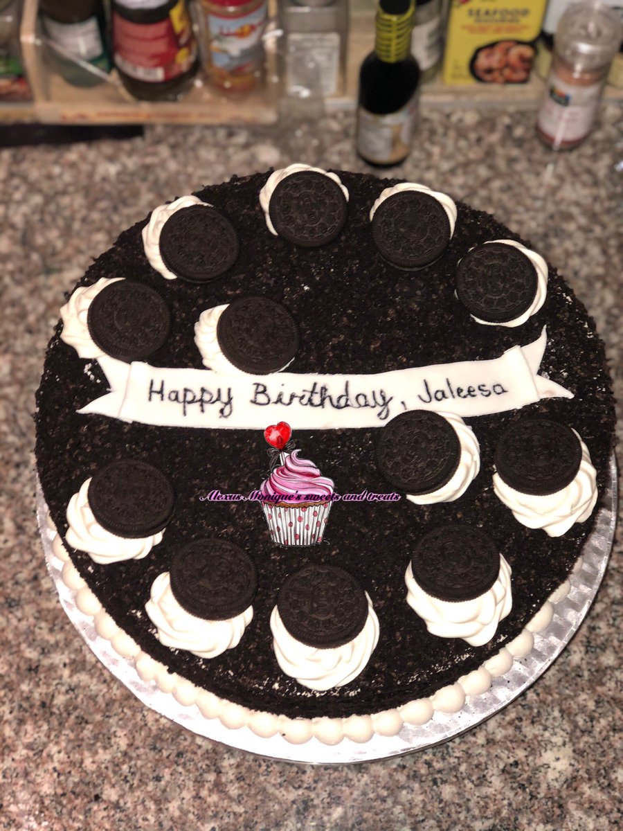 Alexus_moniques's tweet photo. 12 inch 4 layer cookies and cream cake https://t.co/ItwcLeCTPl