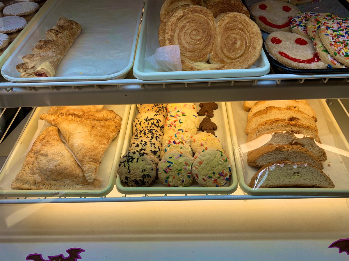 Unchristopher1's tweet image. 🤗 Feel good Sunday’s at SABROSURAS BAKERY in Jackson Heights 🥖.  Be sure to check us out and pre order that IPhone 📱 12 you’ve been craving 🤤. #NERocks #BeepBeep 📱🧇📱🥨📱🥯📱🥞