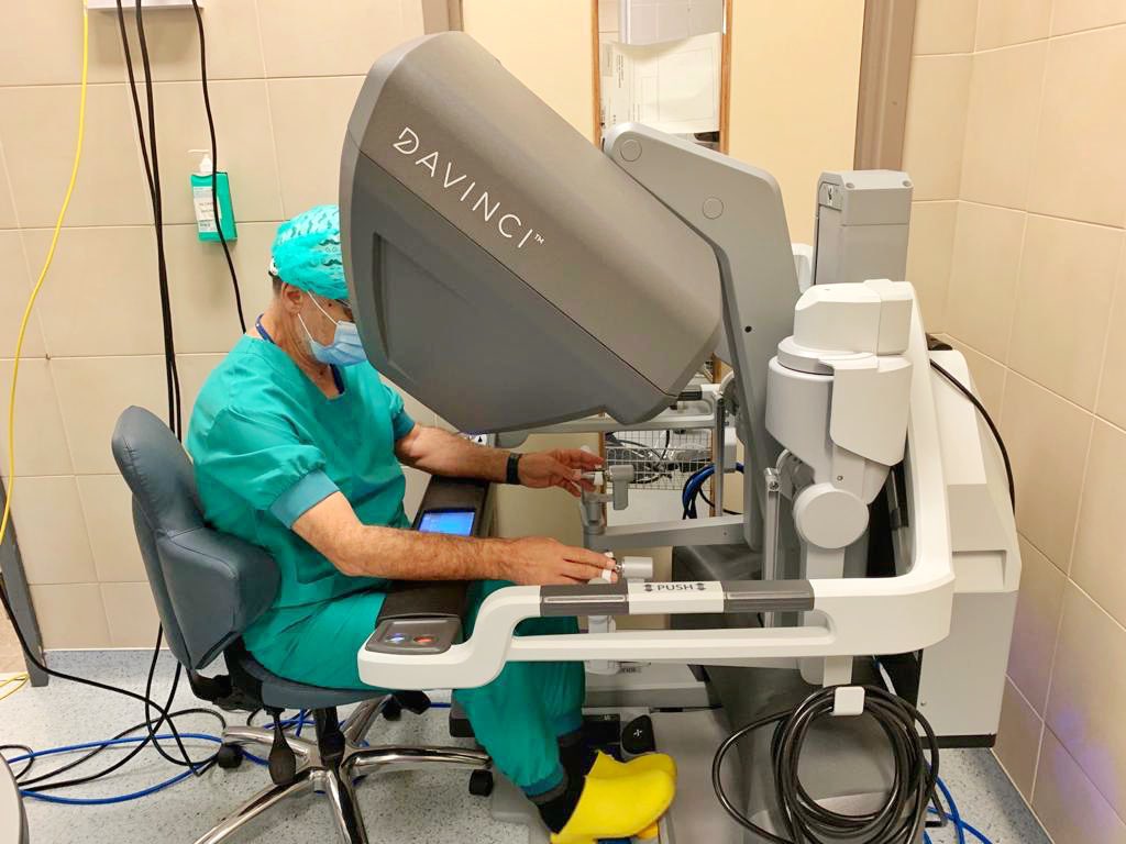 parctauli's tweet photo. 🏥 El Parc Taulí fa un salt qualitatiu amb la incorporació del  sistema quirúrgic #DaVinci a les intervencions quirúrgiques d’alta complexitat! El robot ja s’ha estrenat en quatre intervencions de pròstata, d’esòfag i d’obesitat mòrbida. 

Més info 👉🏼 https://t.co/rUjfUA1GPy https://t.co/6bDDmeLsIw