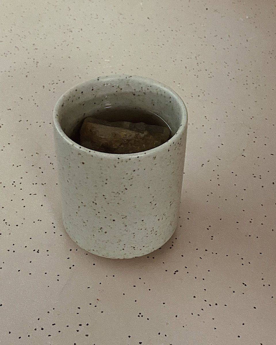 We’re big fans of a handless mug 🤍 This is our new Large Grainy Mug in colour Sand.