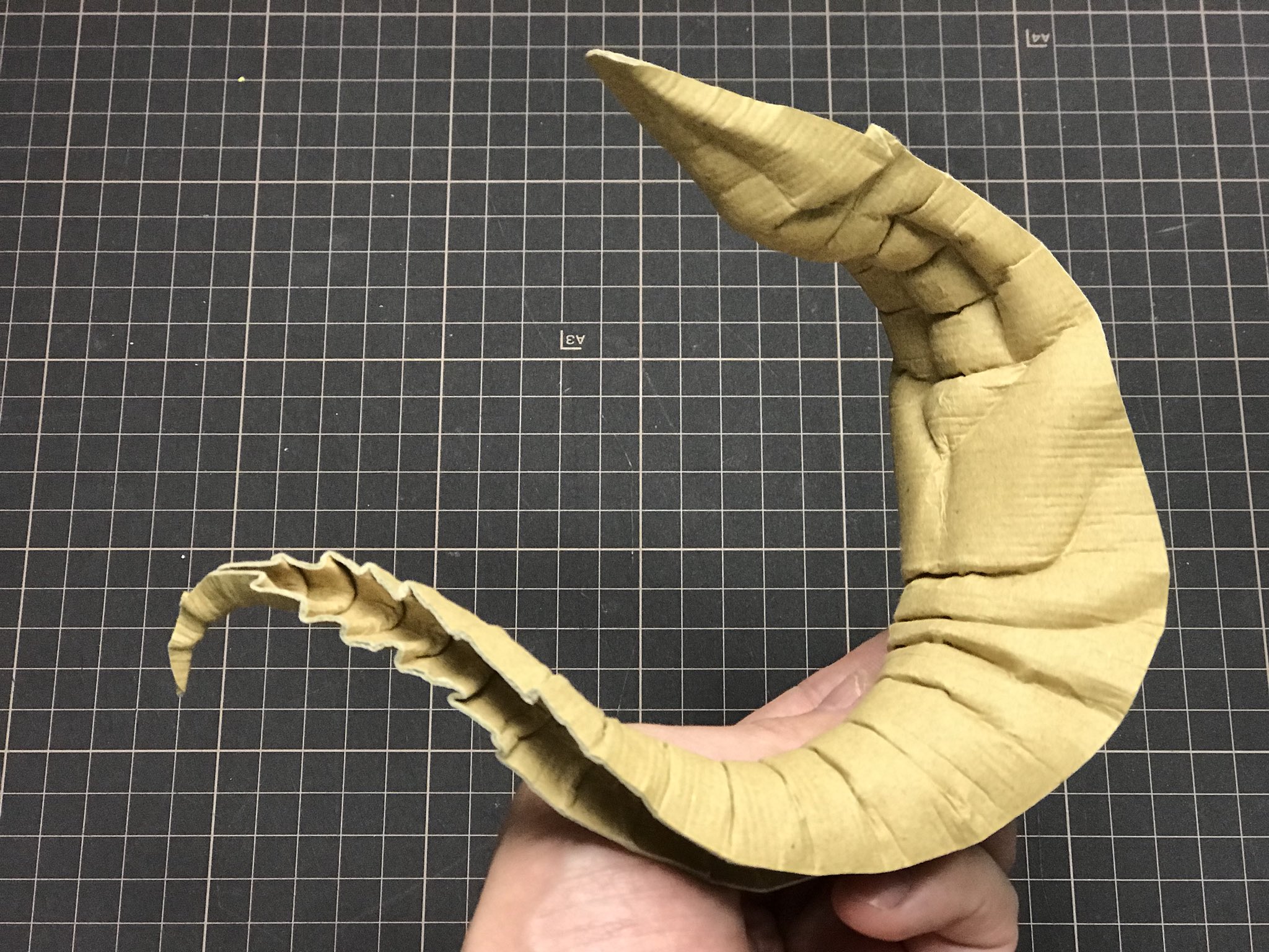 オダカマサキ オドンガー大佐 すごいと思った人rt ダンボールを捏ねて 生き物や幻獣を作っています 3枚目を捏ねて2枚目を作ります ダンボールアート ダンボール工作 T Co Sf6jse2nng Twitter