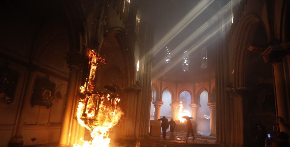 adnradiochile's tweet photo. Uno de los detenidos por incendio en iglesia de Carabineros sería funcionario de La Armada https://t.co/9D8F5IT6to https://t.co/hott0ntPJC
