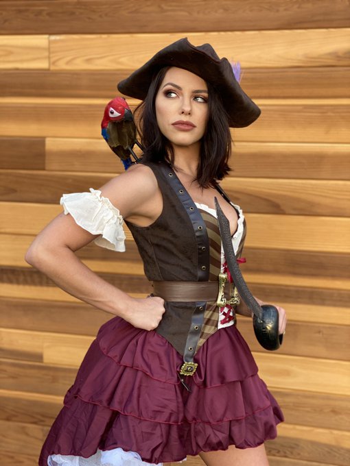 This Pirates taking over @Twitch right now come hang with me live!! ?https://t.co/yBpcC7nTBP https://t