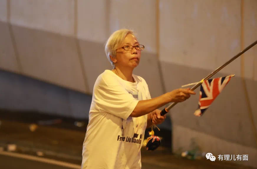 在香港,也有个挺知名的“王婆”,她可算是个“狠人”。因为她从不卖瓜,只卖港卖国!
这位“王婆”名为王凤瑶,被乱港分子及众多黄媒亲切地称为“王婆婆”。别看王婆已年过6旬,却时常出现在各种暴乱现场,绝对称得上“乱港劳模”! https://t.co/ynoJRwV91m