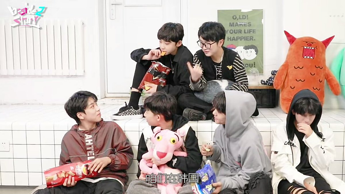3491Kimkaaa's tweet photo. เมื่อมีเพื่อนในกลุ่มแอบคบกันแล้วกำลังนั่งไลฟ์กันอยู่
คอมเม้นต์ : พี่หานอวี่มีแฟนหรือยังค๊าา อยากจีบ❤️
🍩 : ยังไม่มีแฟนคร้าบ โสดครับผม
🐶 : แน่ใจ?
🍩 : ทำไมอ่ะ?
🐶 : โกหกมันบาปนะครับ
🍩 : อะไร?
🐶 : ป๊าว..พูดลอยๆ (ยิ้ม)
🍩 : (เขิน)
เพื่อนๆ : ????
#HANRUI https://t.co/bJ6OL6FFLX
