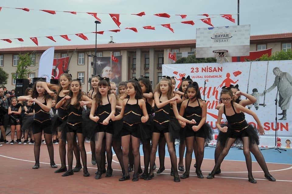 Pedofil filim yayınlayan Netflix'i boykot ettik ama millî eğitimi unuttuk...