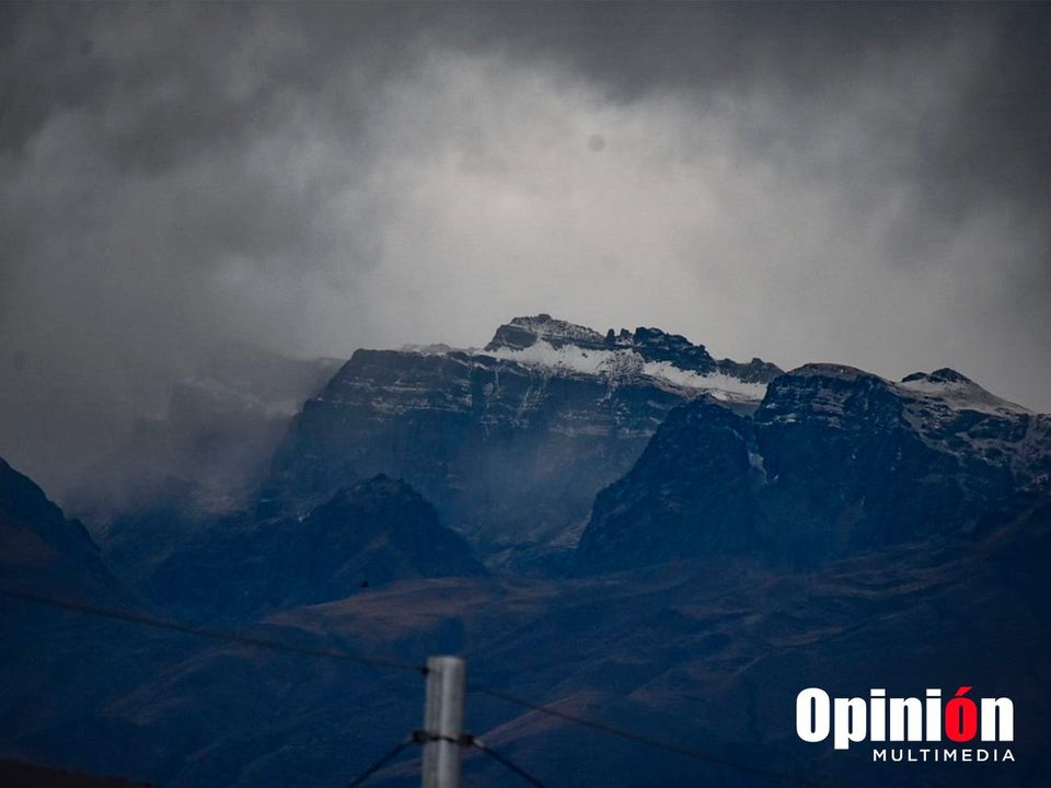 Opinion_Bolivia's tweet photo. Inusual nevada en Cochabamba. En horas de la tarde se registraron lluvias en la ciudad de Cochabamba.
📷 Dico Solís https://t.co/mMvbV7SzHC