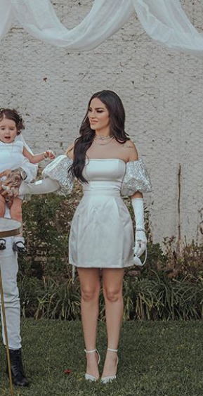 PepaGG_'s tweet photo. Abro hilo capture de KIM LOAIZA En su boda a su vez destacando su cinturita  😍 https://t.co/EsYODRu8A1