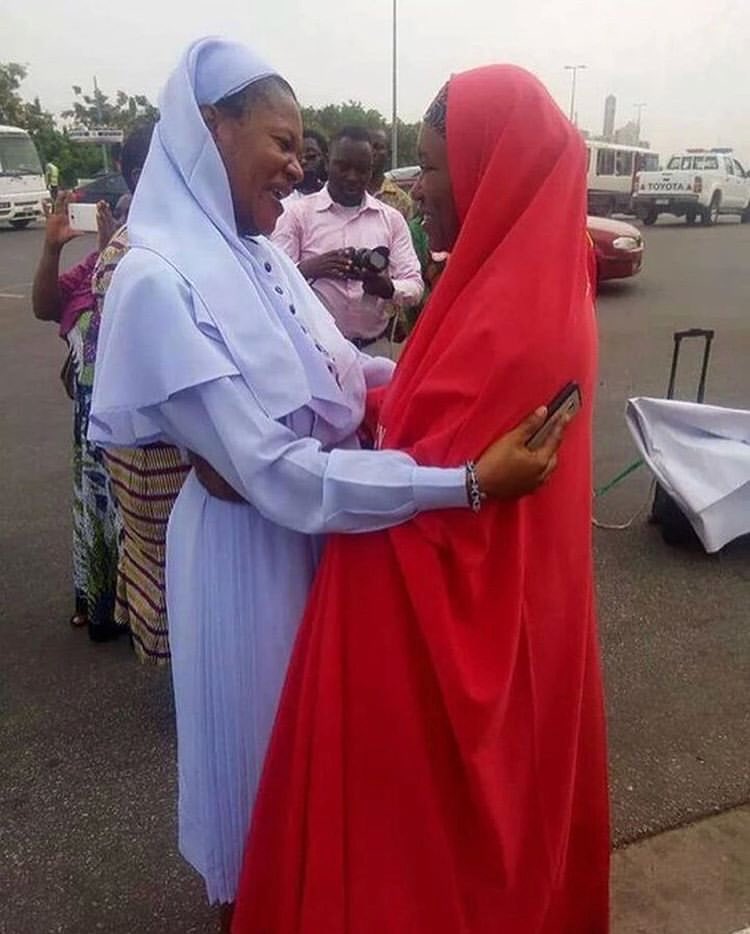 This picture right here is everything 
Our power lies in oneness. 
#BetterNigeria
#NewNigeria
#Nigeriawillbegreatagain
#Endsars