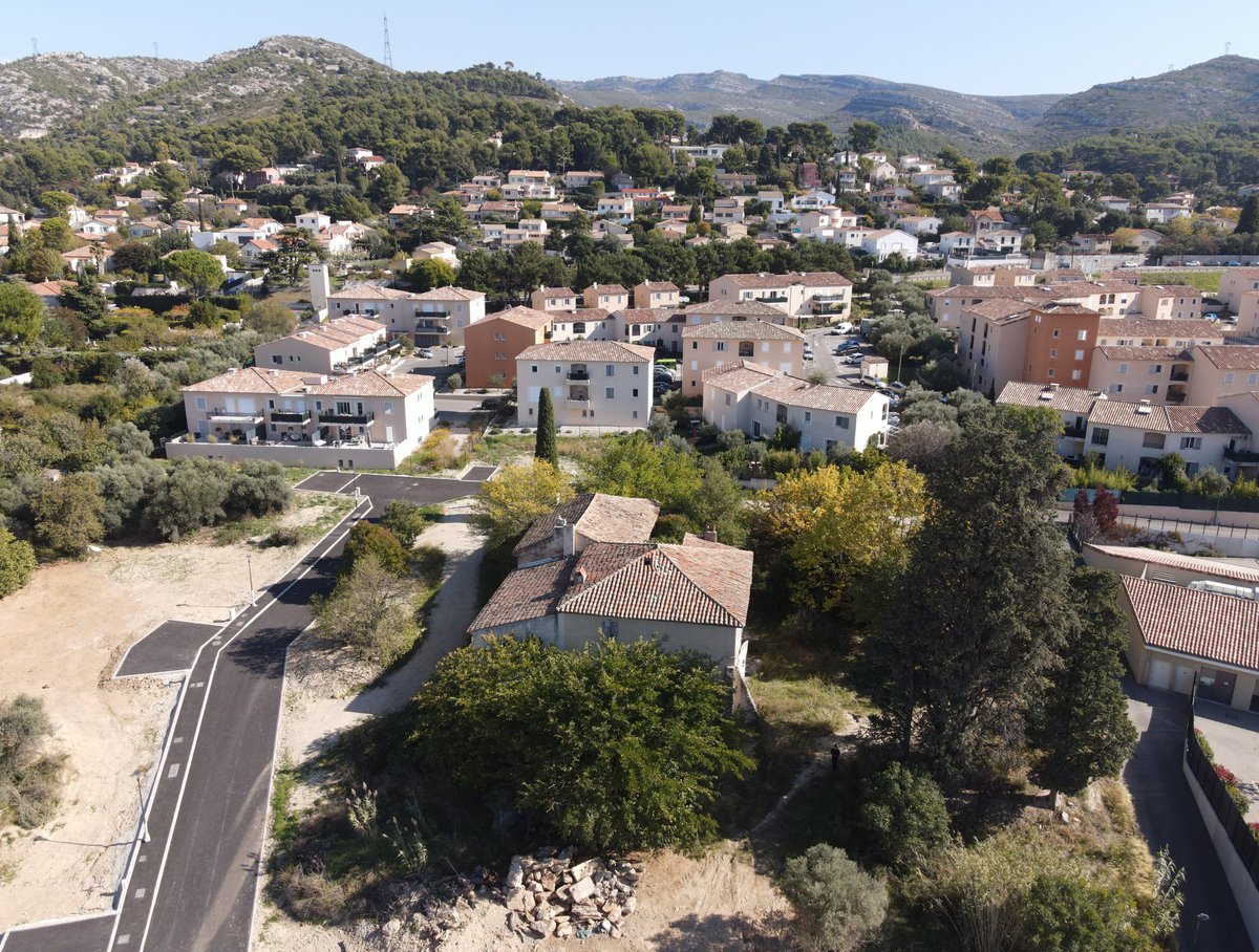 DavidLaMars's tweet photo. Une bastide du XVIIe condamnée à #Allauch, chemin des Gonagues, pour un projet immobilier d'Erilia. Qui sait lire ce blason qui semble porter en bas l'année 1679 ? https://t.co/aVfbhfhTpH