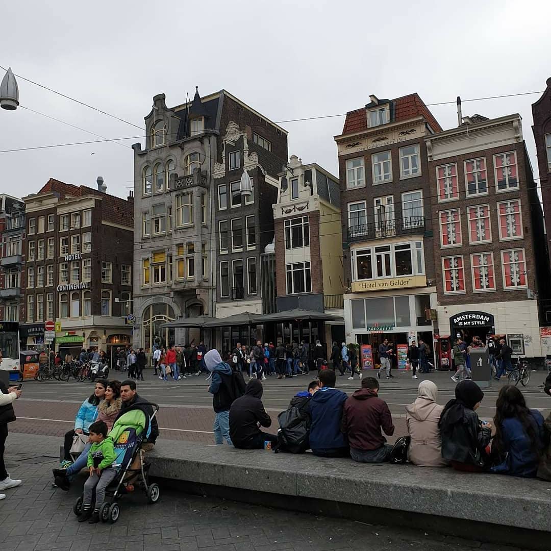 windmilladvent1's tweet image. The usual weekend scene at Damrak. Back when physical distancing is unknown to many. 

#amsterdam #precovid #touramsterdam