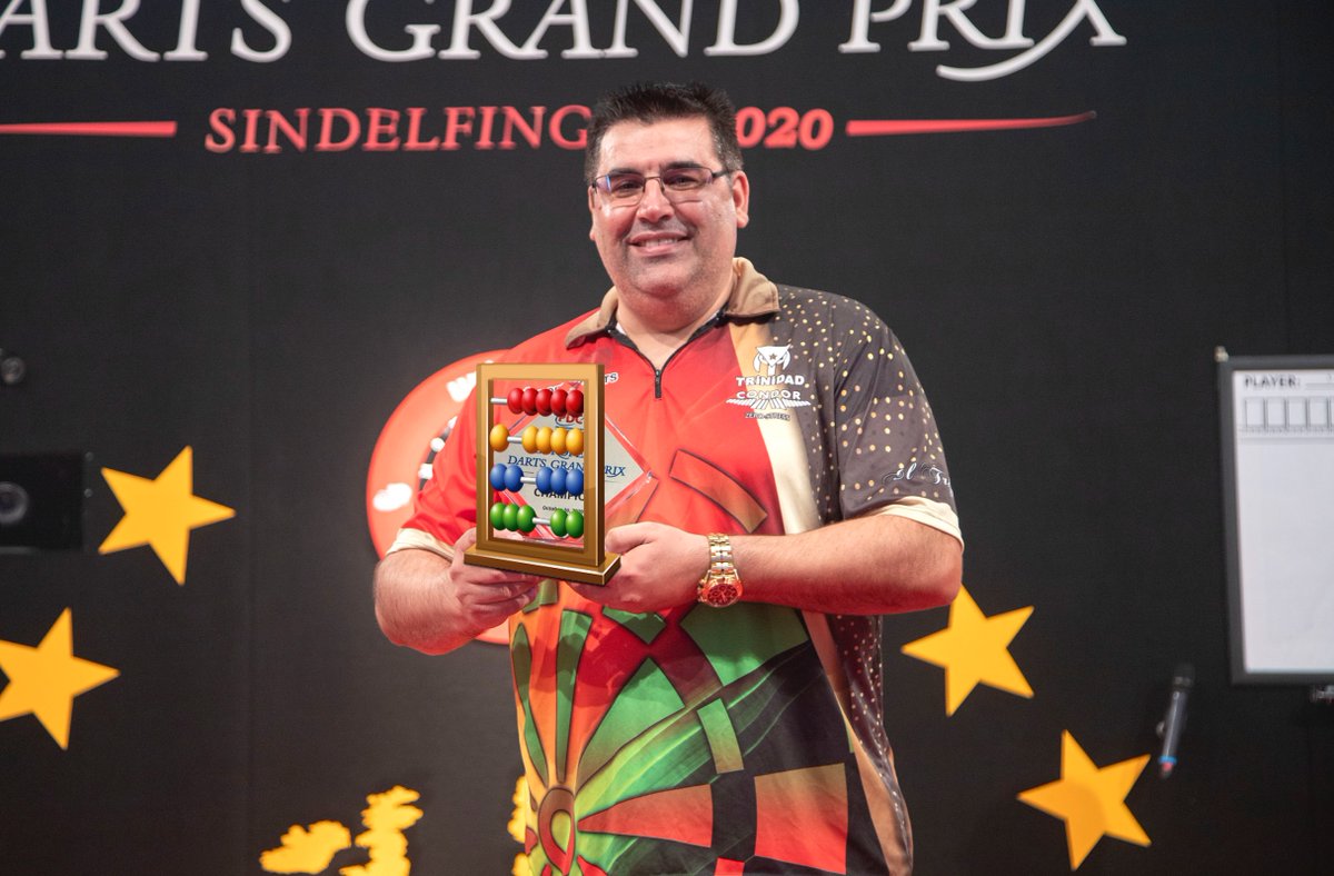 TheRedBit180's tweet photo. He absolutely loves his trophy 😍 
#ET3 #EDGP20 #Darts https://t.co/nhoorMIBwI