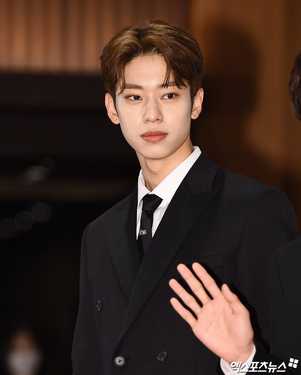 thread of donghyun from ab6ix being more attractive than him https://twitter.com/tyler01010101/status/1317302580167512065