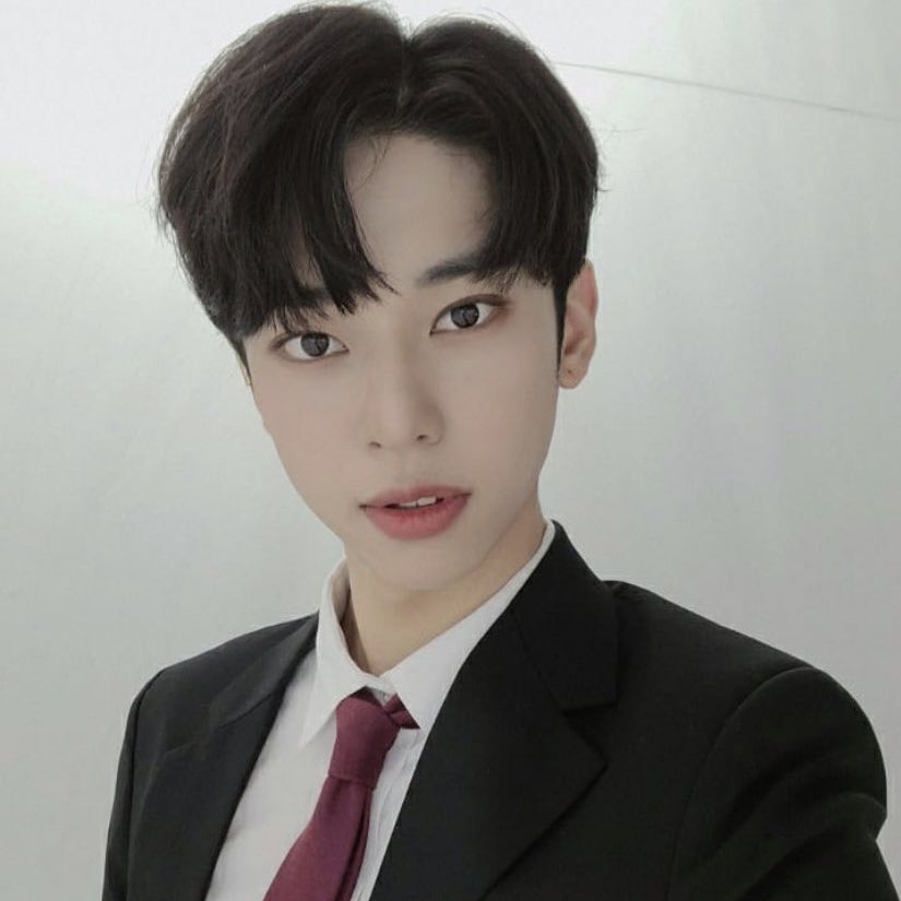 thread of donghyun from ab6ix being more attractive than him https://twitter.com/tyler01010101/status/1317302580167512065