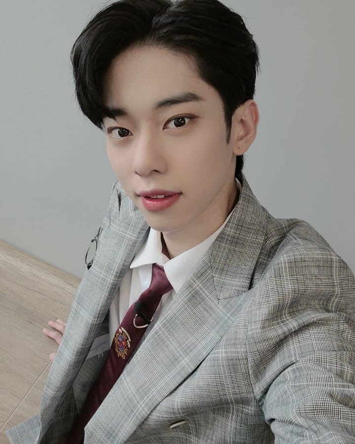 thread of donghyun from ab6ix being more attractive than him https://twitter.com/tyler01010101/status/1317302580167512065