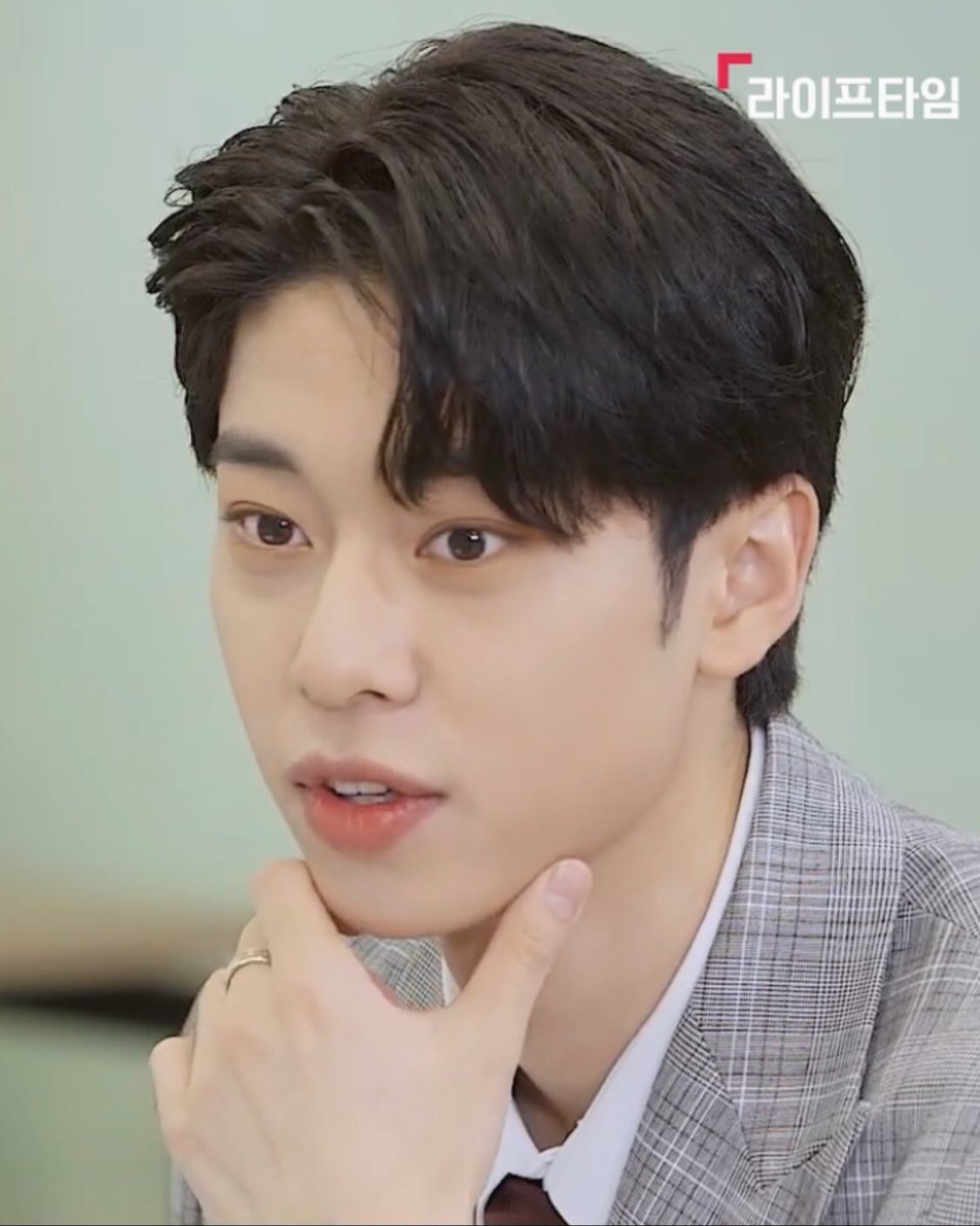 thread of donghyun from ab6ix being more attractive than him https://twitter.com/tyler01010101/status/1317302580167512065