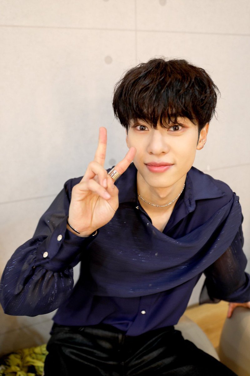 thread of donghyun from ab6ix being more attractive than him https://twitter.com/tyler01010101/status/1317302580167512065