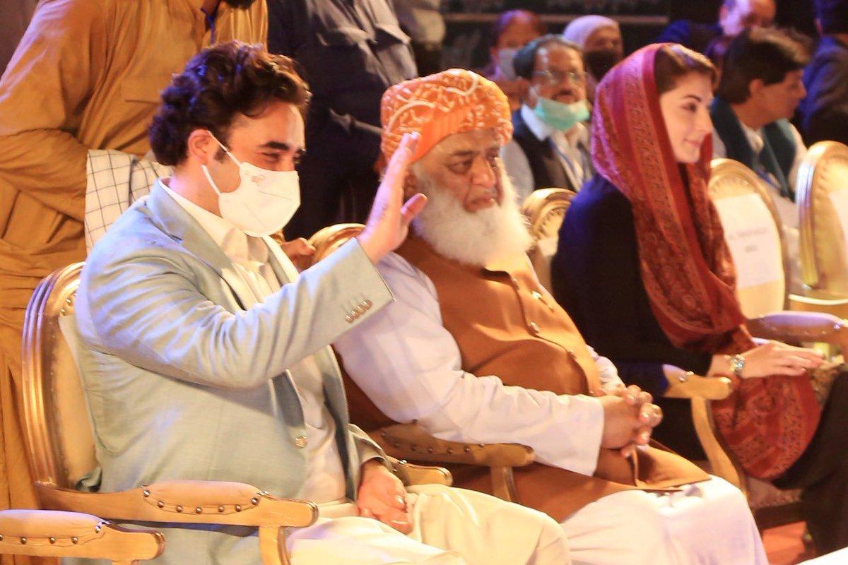 ArslanSaicha's tweet photo. اسے کہتے ہیں عوام کا سمندر
نیازی تیرا آخری ٹھکانہ
پاگل خانہ پاگل خانہ
@A_Qadir_Patel @BBhuttoZardari @MaryamNSharif @BakhtawarBZ
#18October2020 https://t.co/N8Vu8AzEPf