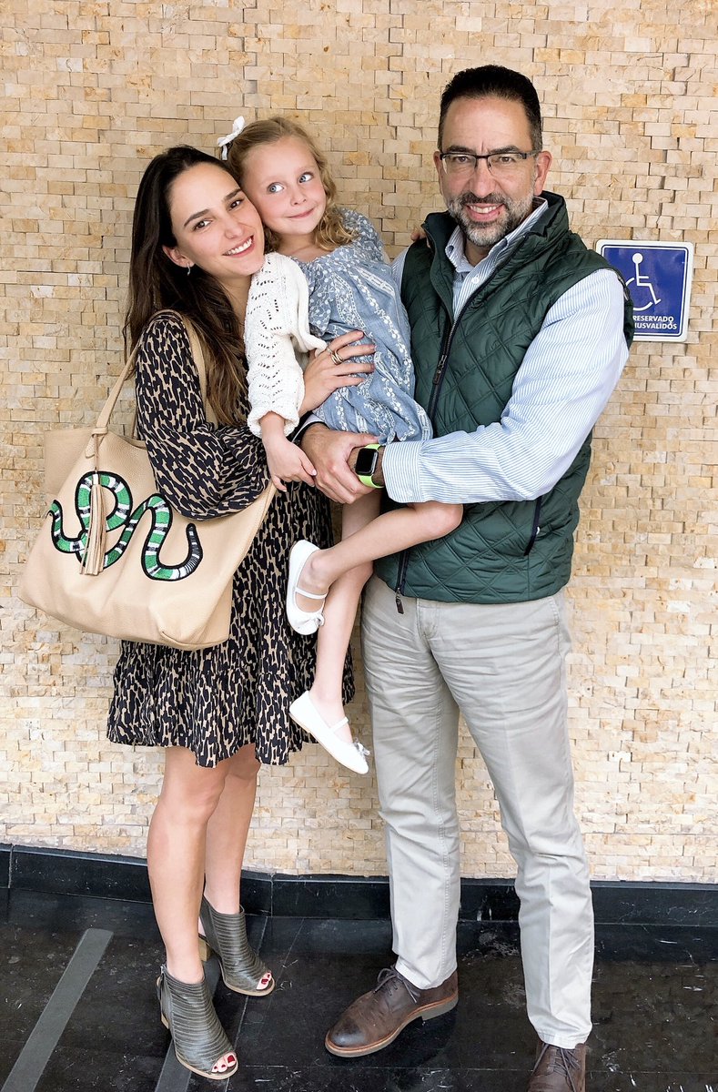 Padre y abuelo de estas preciosas Marías. ¡Qué bendición!
#FelizDomingoATodos https://t.co/o0GA1LnYqZ