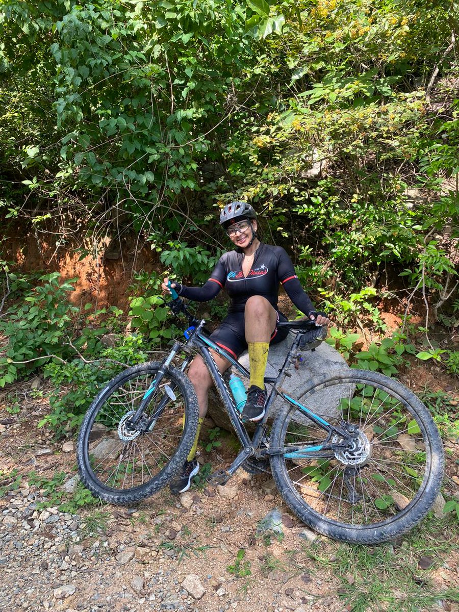 AndriuFM's tweet photo. Trochero no hay ruta, se hace ruta al rodar 👊🦋💪 y hoy se hizo la mamá de las trochas 🤪🤗
Desde #LaMesa a #Honda 🚴♀️ #48kms de arena, piedras, lodo, ramas, charcos, ríos, boñiga, potreros, escaladas, descensos, vacas, chivos, pollos, perros, etc., la locura jajajaja #MTB https://t.co/G4c8TS1H2Q