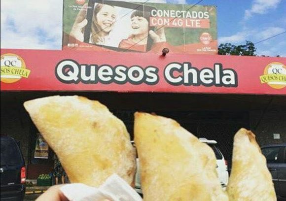 Estoy en shock:
Soy vegano y el que me conoce sabe que le reviso la etiqueta a TODOS los alimentos.

Las empanadas de “queso” de @QuesosChela_ no las hizo CHELA.

Y no solo eso, son un fraude: tienen harina. 

Ojo con lo que compran.