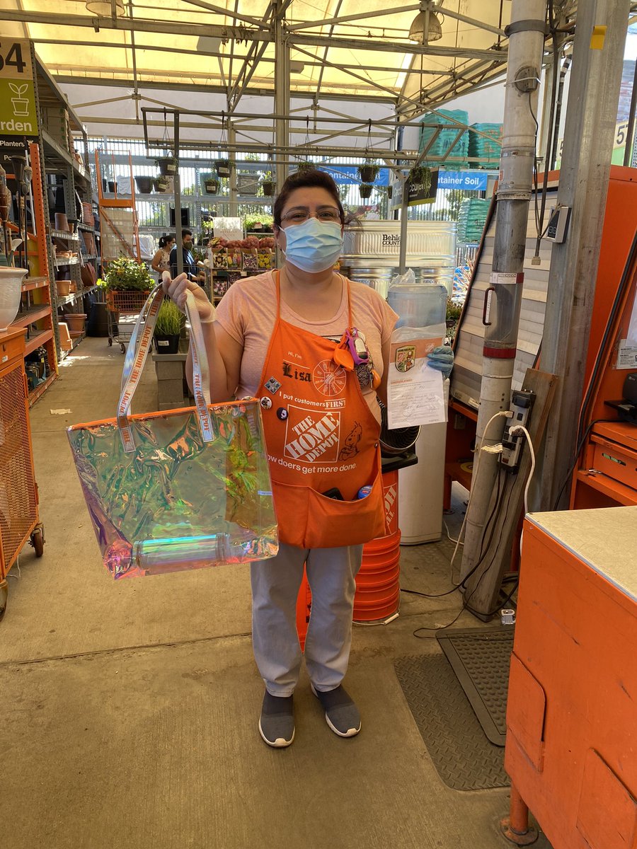 Thank you Lisa for everything you do! Congratulations on Cashier of the Month! @DeeOps6621 <a href="/EstherArmas1/">Esther Armas</a> <a href="/SmithE6621/">Erick Smith</a> @BunthanHD6621 <a href="/AdrianaGregus/">AMG_Pac North RDO</a> <a href="/MRSSAHD/">Marissa</a> <a href="/StevenM18642576/">Steven Maldonado jr</a>