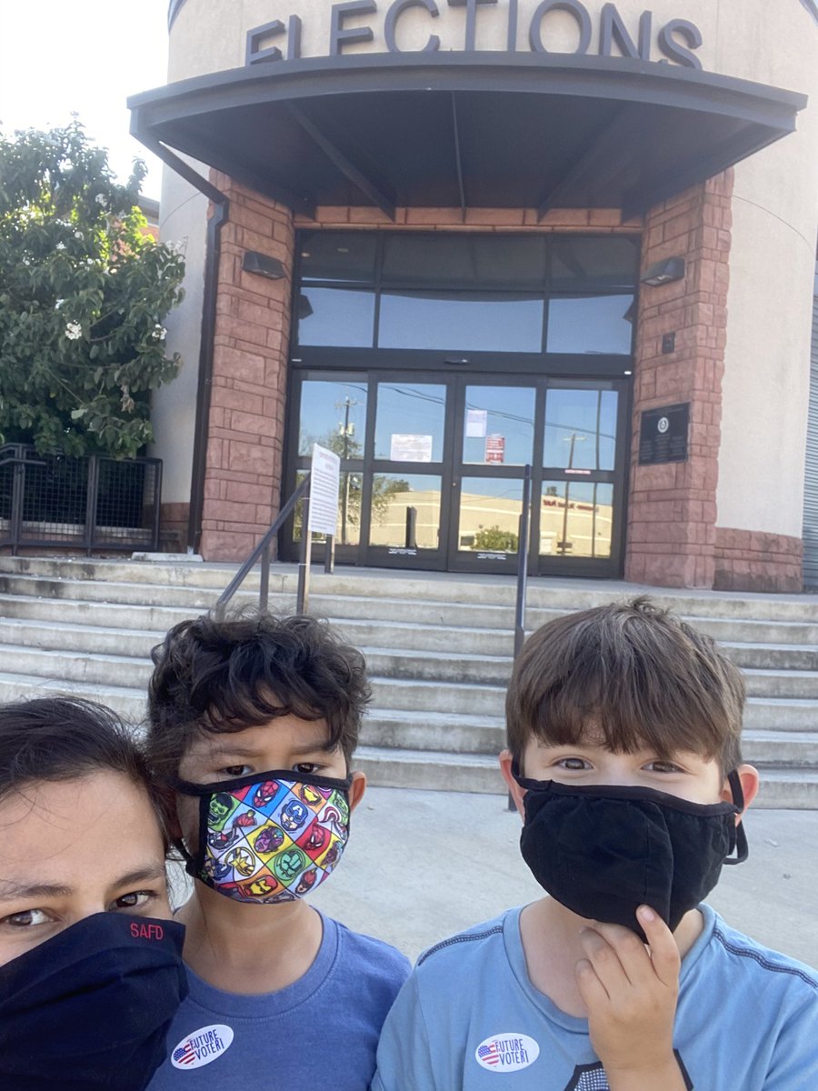 No lines at Bexar County Elections office this afternoon with my future voters 👬