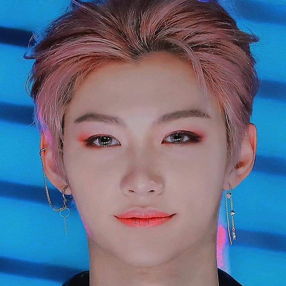 felix& #39;s eyes makeup; a thread