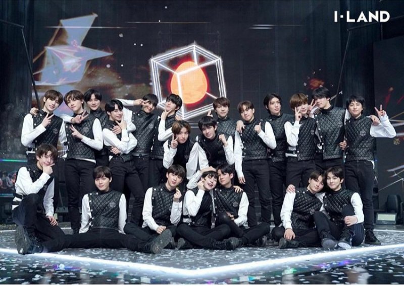 shellark9's tweet photo. No puedo creer que se cumpla un mes de que I-LAND terminó. Lloro. Seré ot23 hasta el último día 😔♥️.
#ILAND #ILANDTheFinale
#iland_final #eggies https://t.co/eVDu17IcyS