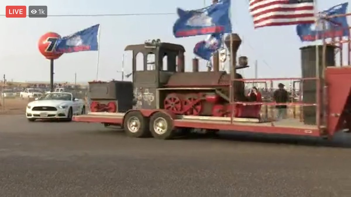 ttueaxj's tweet photo. Cars filing into #TrumpTrain one by one for over 40 minutes and growing to circle Loop 289 in #LubbockTx for support of @realDonaldTrump.  #LubbockWillStayRed https://t.co/D2Pm0xMoQG