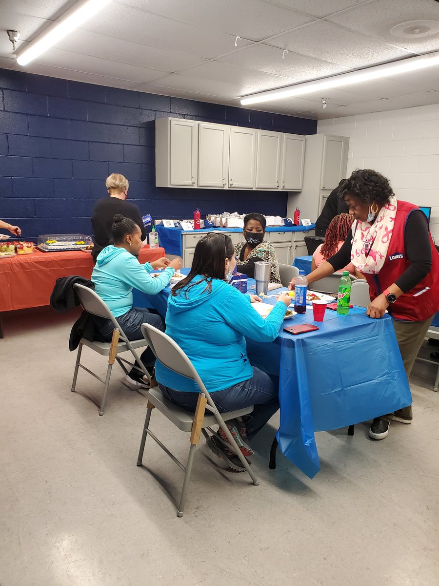 Eating well so they have energy for the games.  First up up is the scavenger hunt.  <a href="/D899_RVA/">D899_RVA</a> <a href="/Jeremy43102459/">JeremyDAPM899</a> <a href="/BenitoKomadina/">Benito.Komadina@Lowes</a> @AMiller_RVA